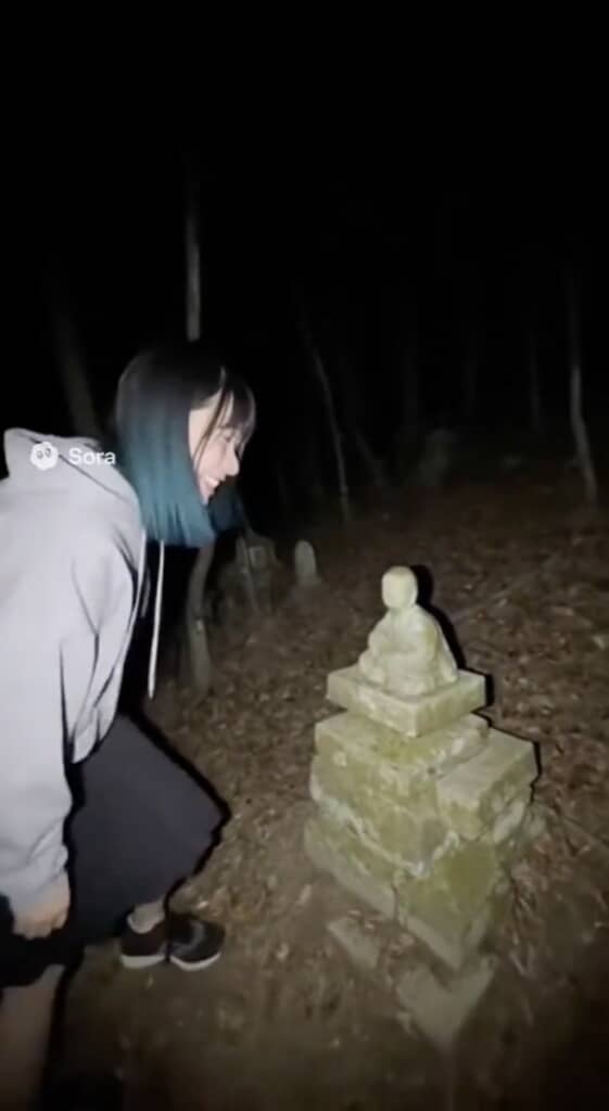 石造りの祠を見つけた女性