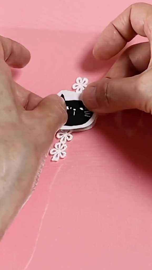 接着剤をぬってレースを挟む