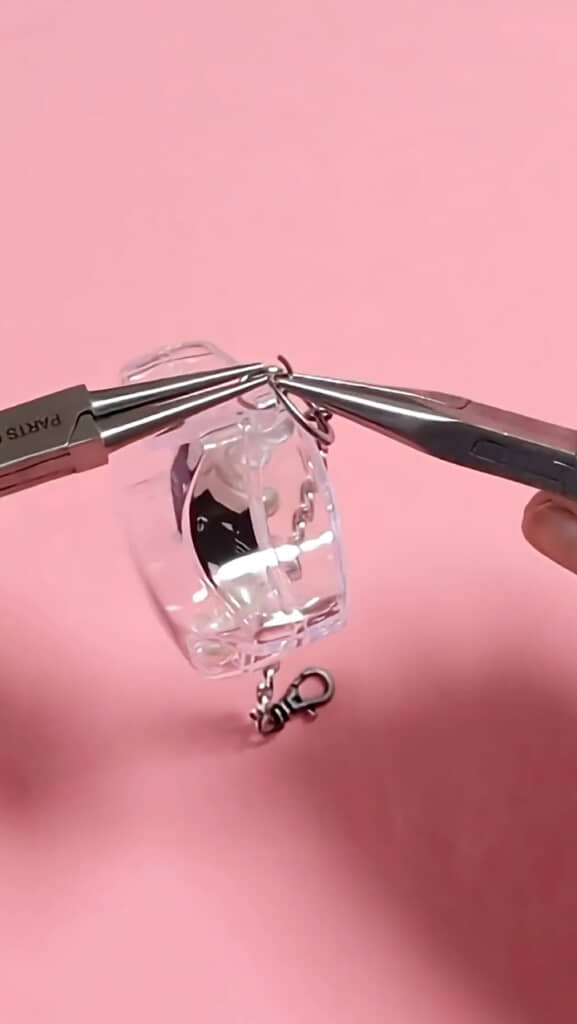 バッグチャームをつける