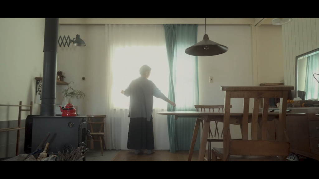 天井から床までカーテンを吊るす大胆演出