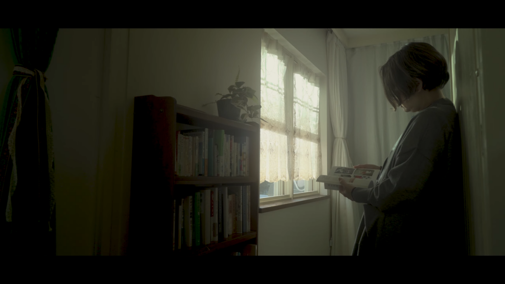 自作の突っ張り棒をカーテンレールに活用したくつろぎスペース