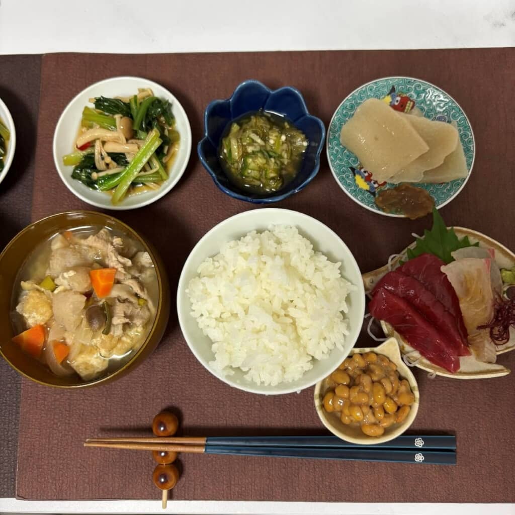 具だくさんの豚汁やお刺身も嬉しいですね