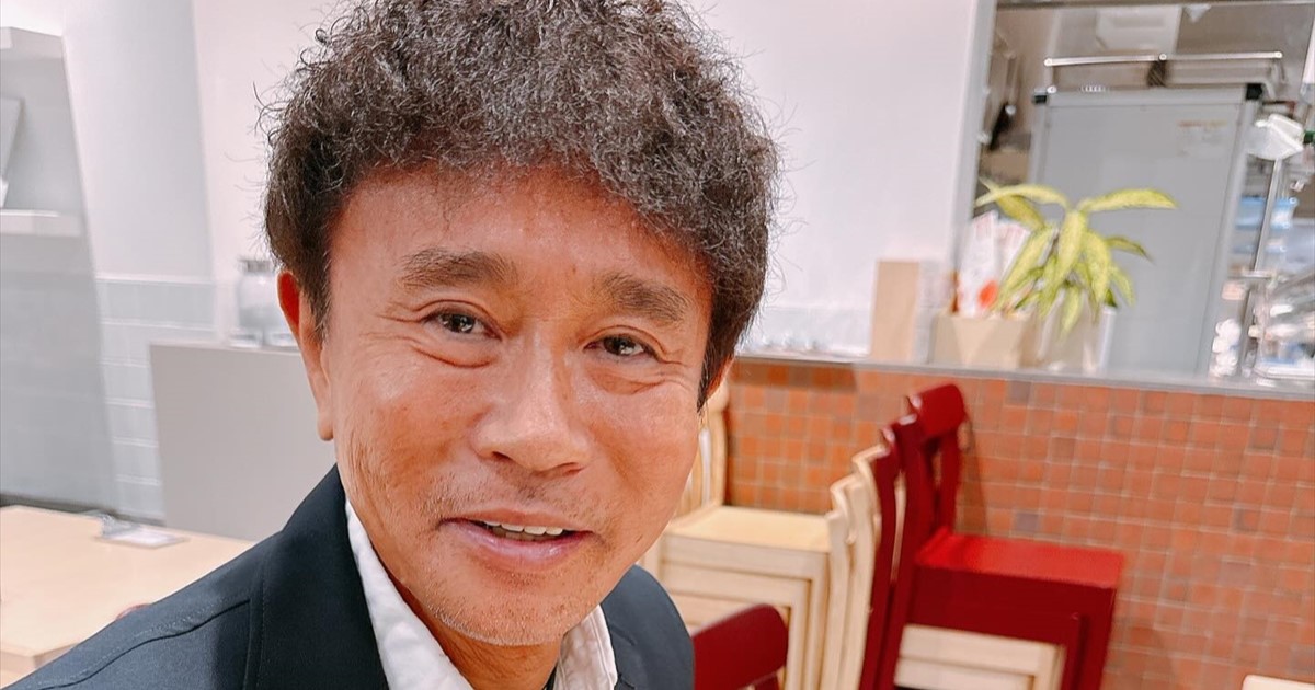 浜田雅功、初個展で“本名”ポロリ「ドラマの時のようになるのですね」　“作家先生”なイケおじ姿で「浜ちゃんかっこいい」（1/2） | エンタメ ねとらぼ