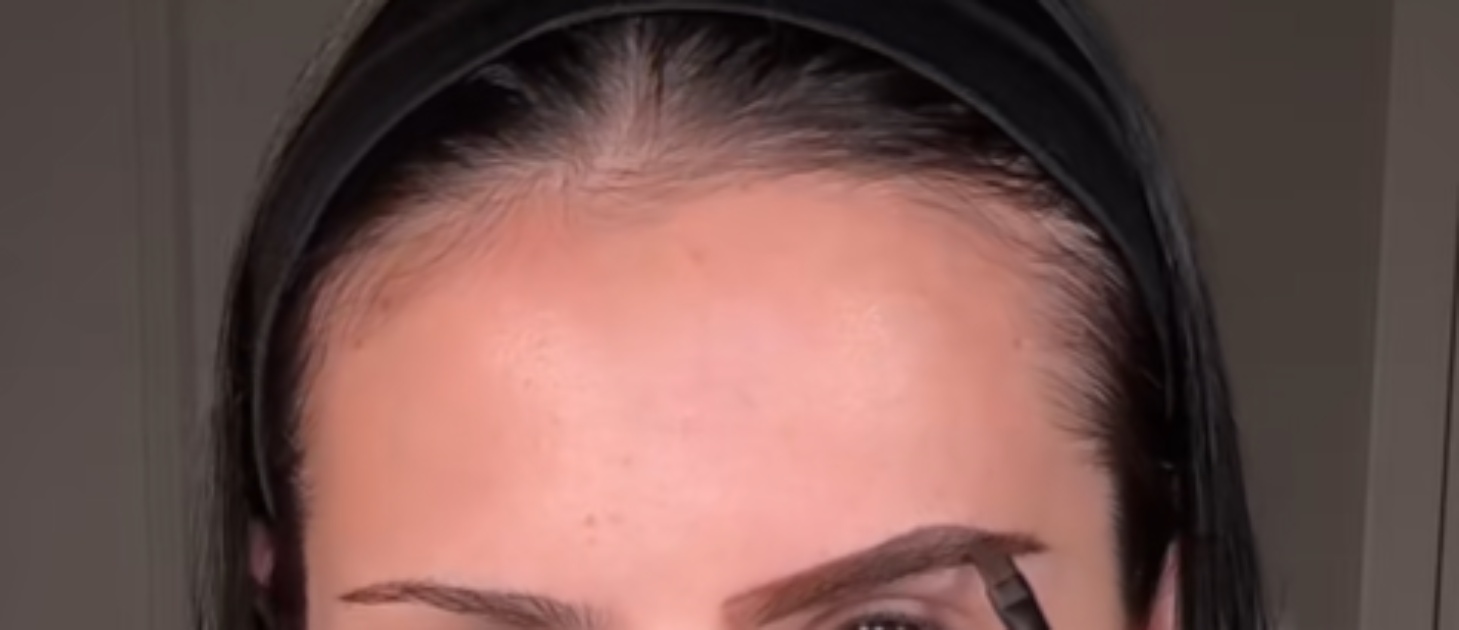 ハロウィーンメイクに挑戦する黒髪のすっぴん女性、眉を太くシャープに描くと……　まさかの姿に「本人かと思った！」と200万再生【海外】（1/3） | ライフスタイル ねとらぼ