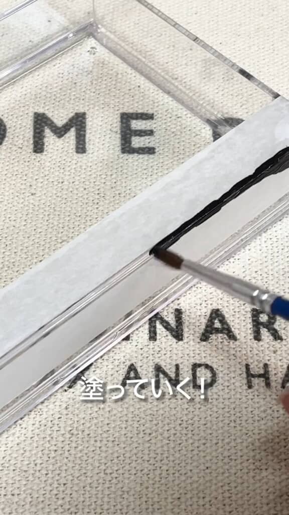 マスキングしてダイソーの絵筆でカドだけ筆塗り。乾いてから二度塗りするのがコツだそうです