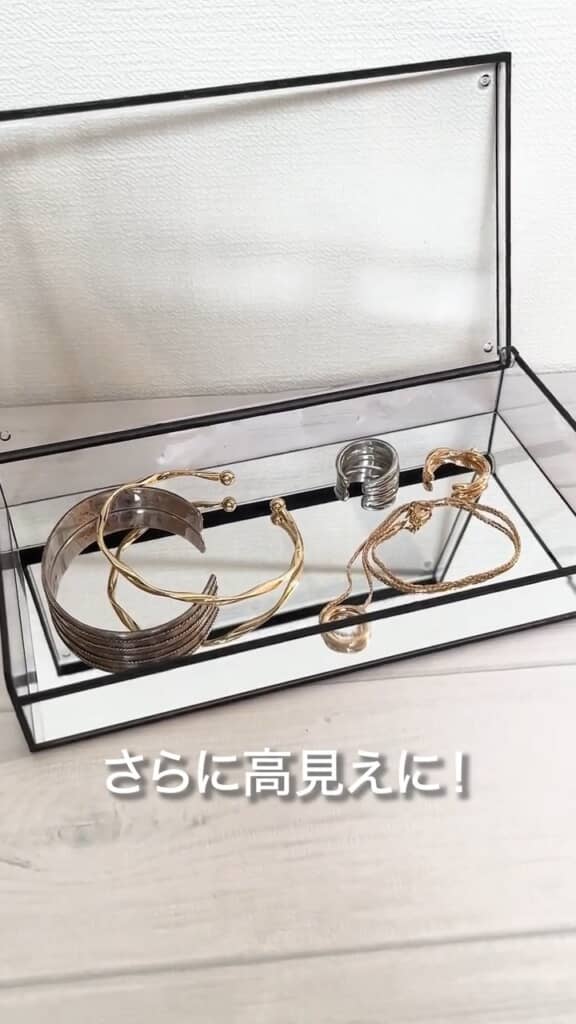 反射して空間に広がりが生まれます