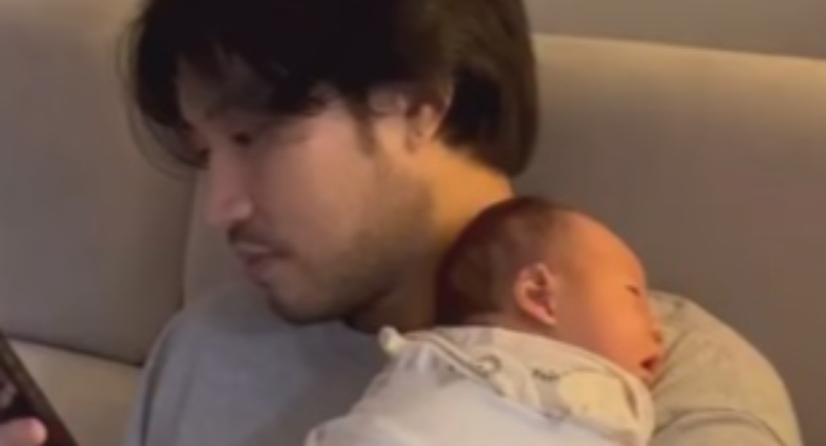 赤ちゃんを寝かしつけるパパ、手元をよく見ると……　まさかの光景に「めっちゃ笑った」「完全に引っかかったわ」の声【海外】（2/3） | ライフスタイル ねとらぼ
