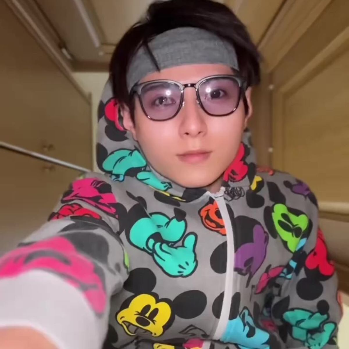 ディズニーのパーカーをゆるっと着こなす男性→脱いだら……　衝撃の姿に「息を呑んだ」「ランドにいても違和感なし」 | ディズニー ねとらぼ