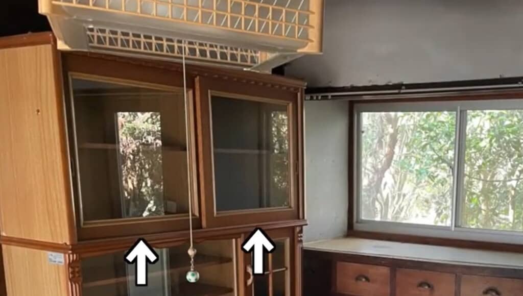 食器棚の扉をリメイクします