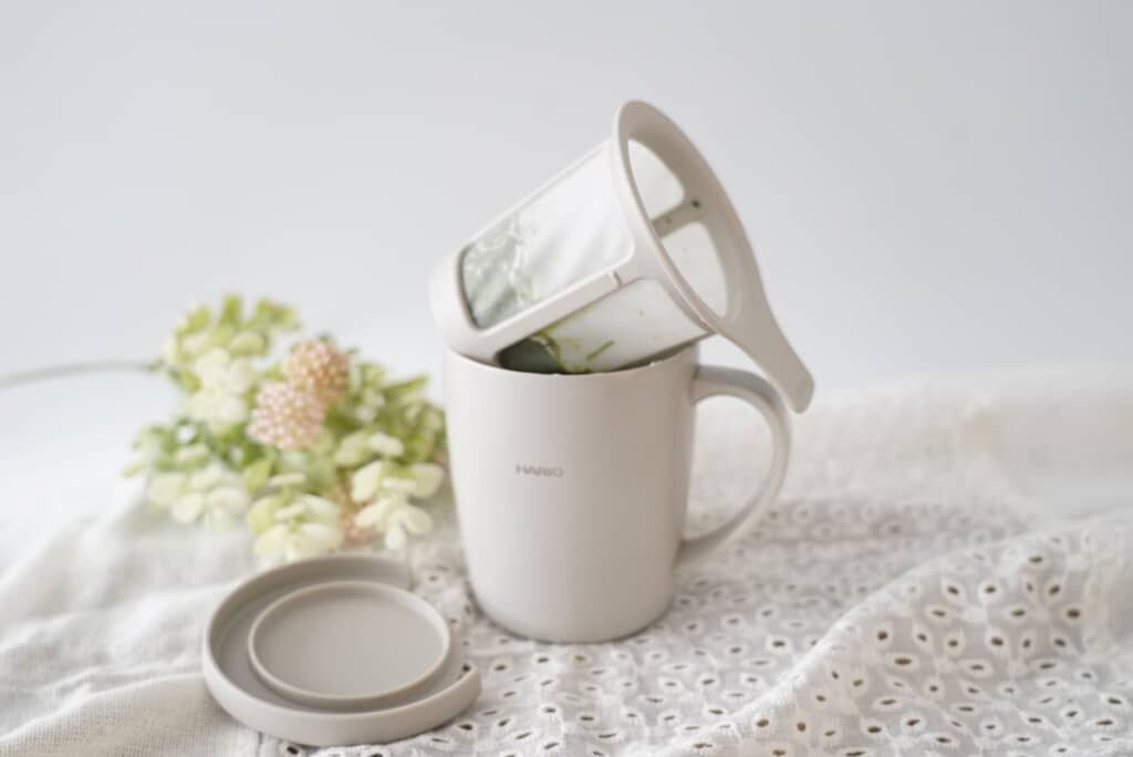 茶葉を湯切り中