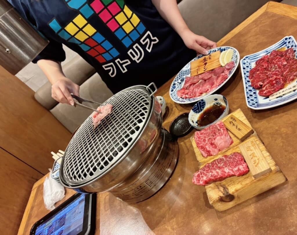 美味しそうなお肉と「フトリス」と書かれた妻のTシャツ