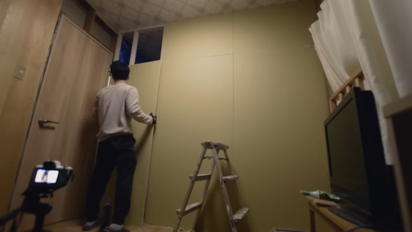 石こうボードを張って壁を作る様子