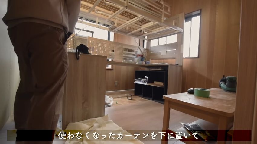 古いカーテンを使って学習机とベッドをスライドさせる