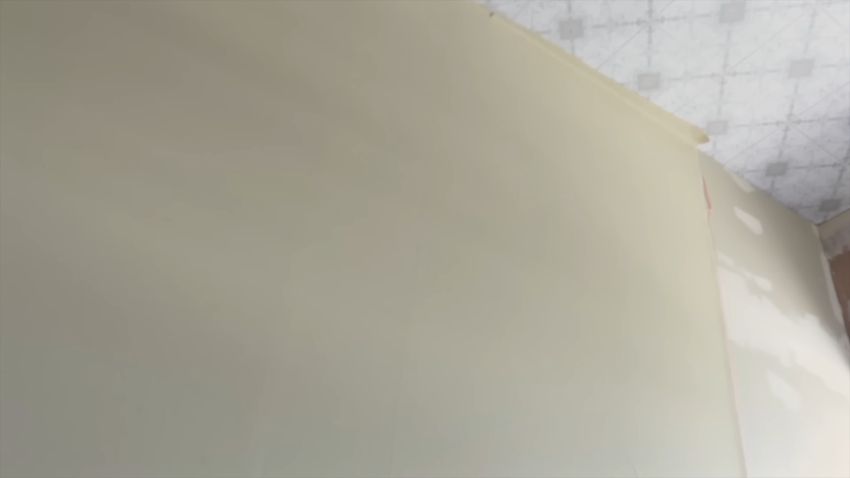 石こうボードの上に貼った黄色い壁紙