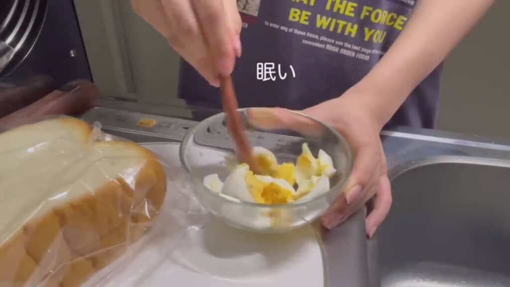 眠い目をこすりながらタマゴを潰す