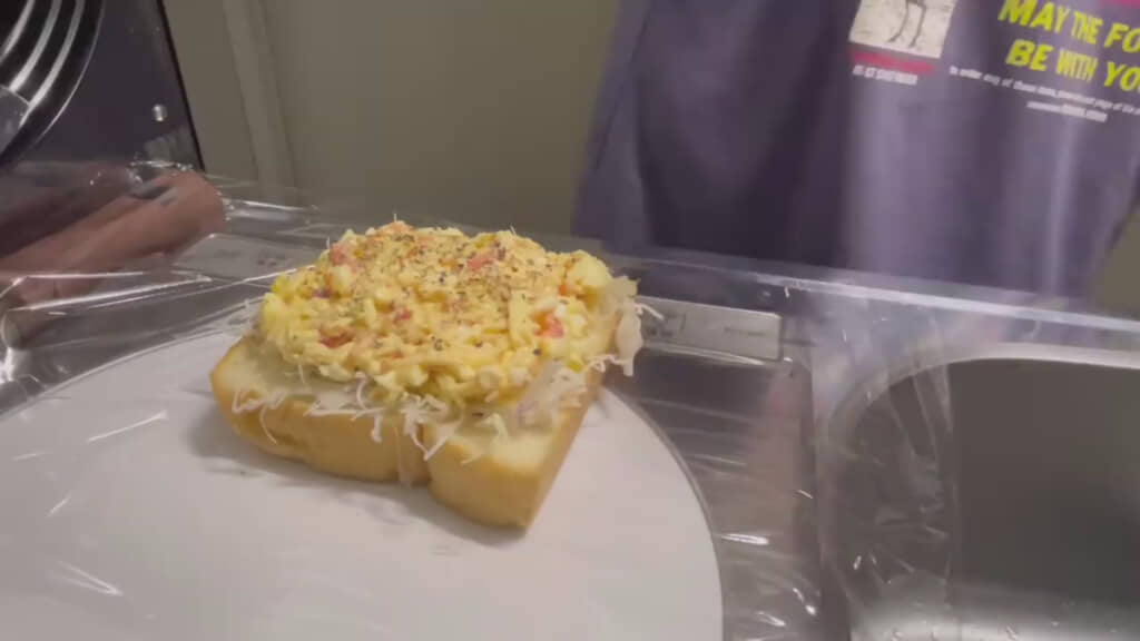 キャベツとともに豪快に乗せる