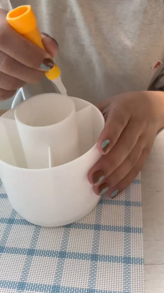 回転ケース上部の円筒のフチに接着剤を塗って木製トレーを接着