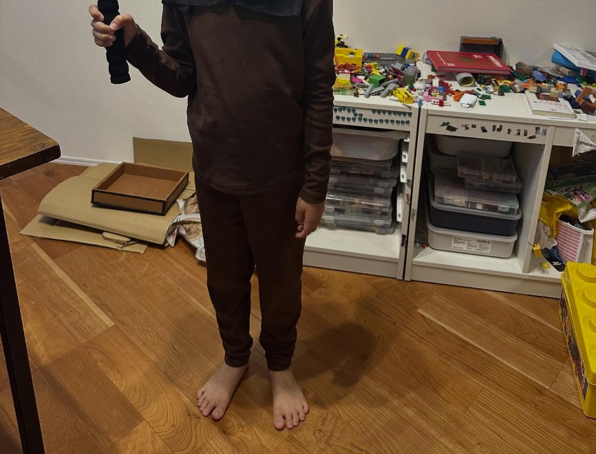 茶色の上下を着ていますが……