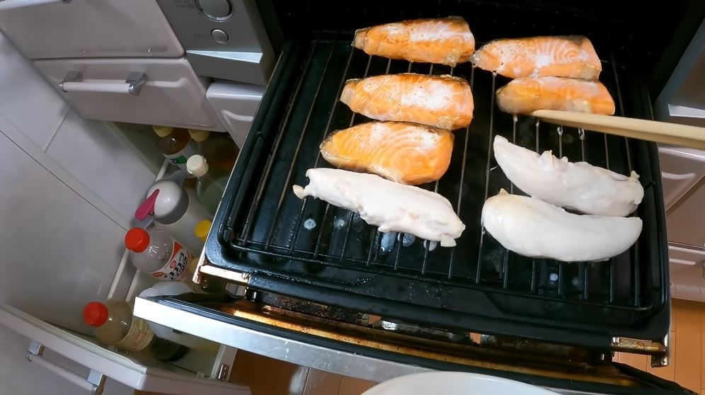 グリルで焼いた鮭とササミ