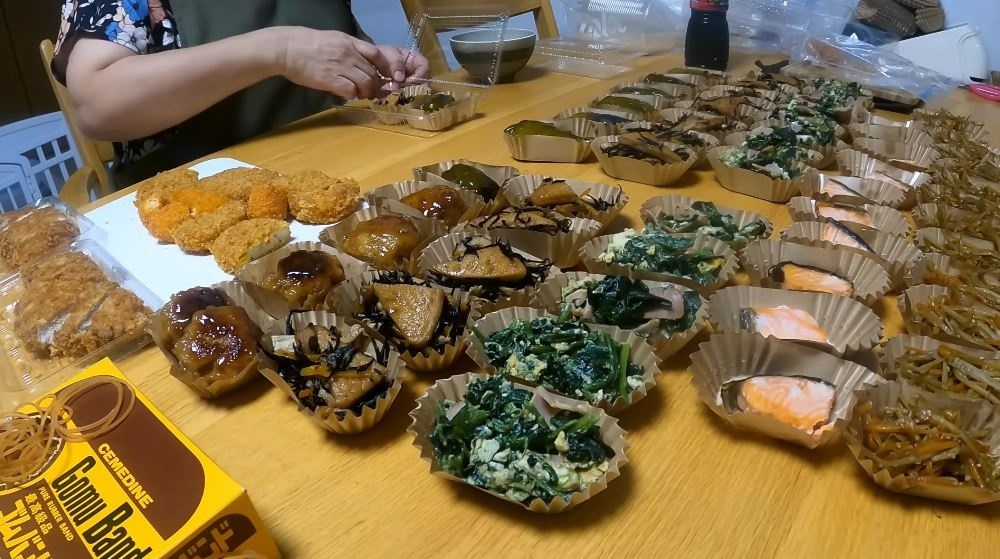 ずらっと並ぶ小分けされたおかず