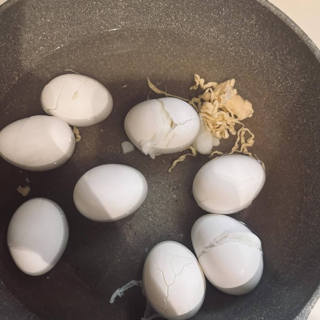 割れた卵から細長く飛び出した黄身！