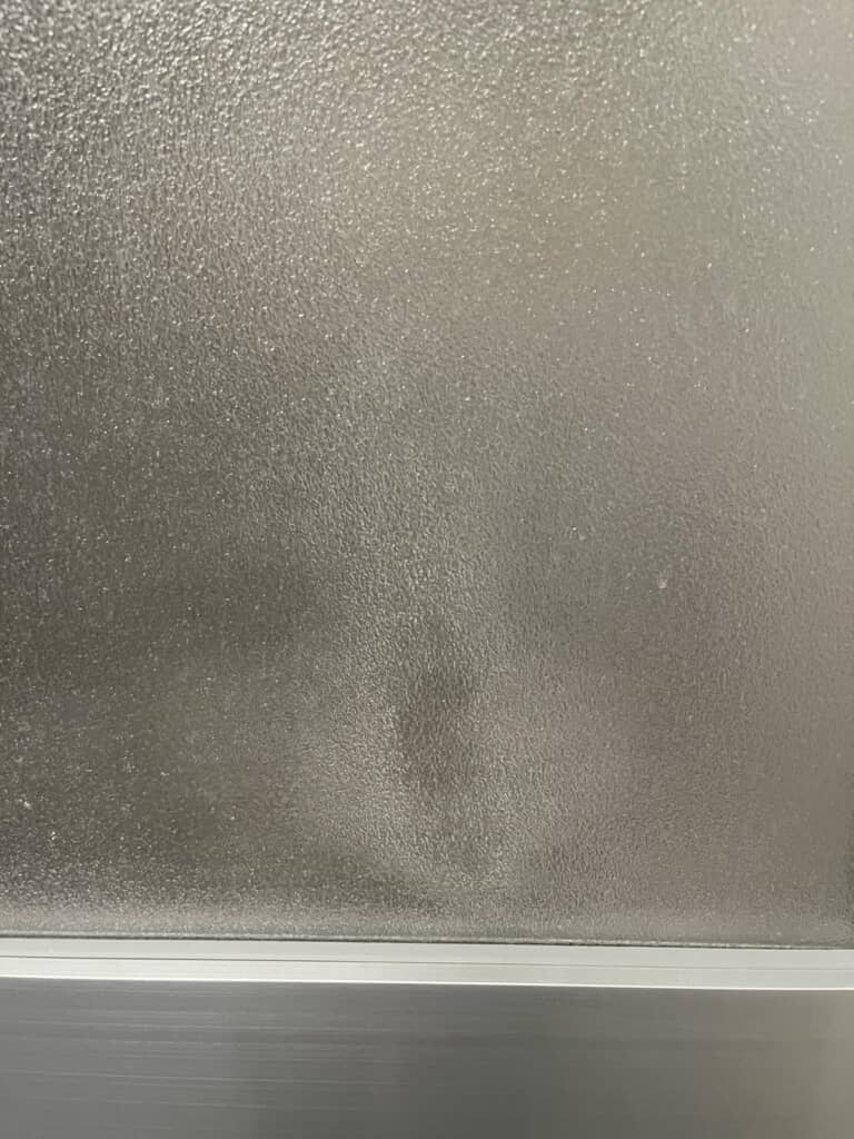 叫び声をあげているように見えるシミ