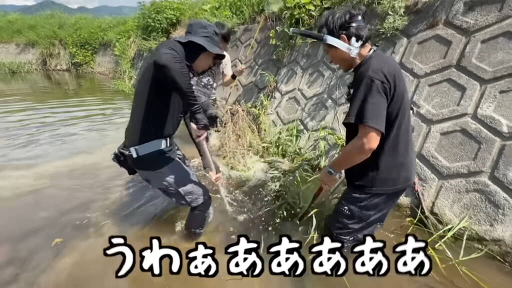 何かが大きな水しぶきを上げてタモ網に突入