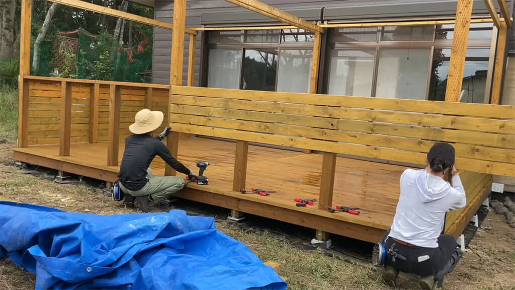 出入口に干渉しない部分に板を張っておきます