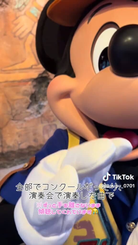 ずっと手を離さないで話を聞いてくれるミッキー