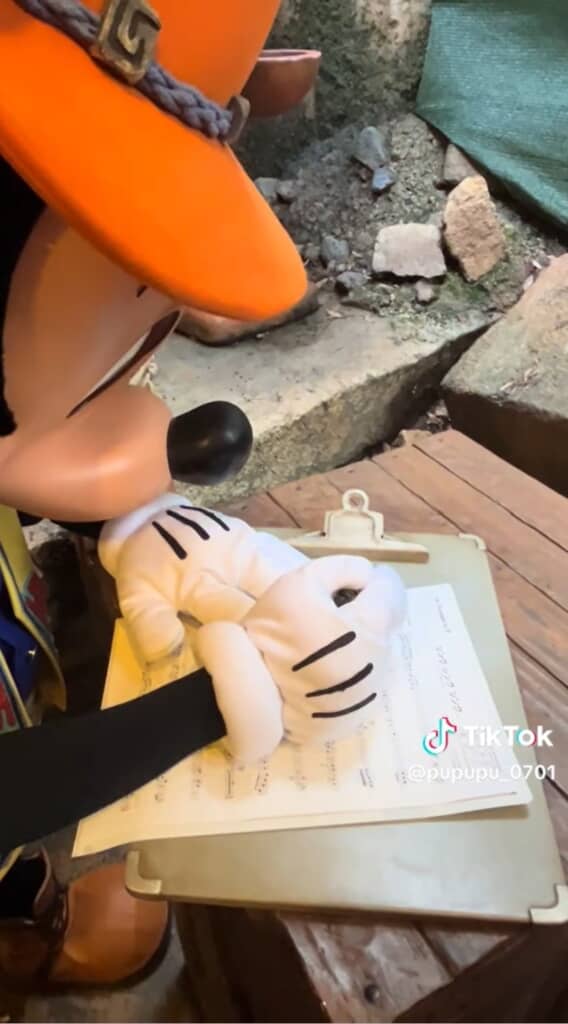 楽譜にサインをしてくれるミッキー