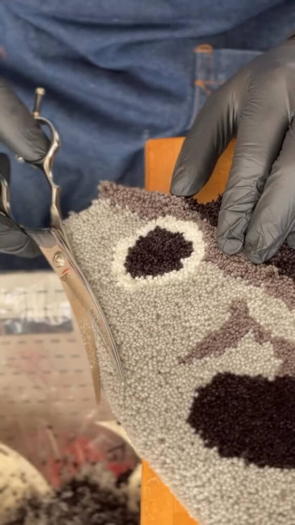 フチを滑らかにカットするのも手作業です