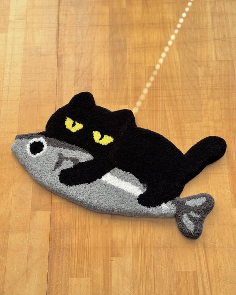 完成した新作ラグ「さんまにのるネコ」