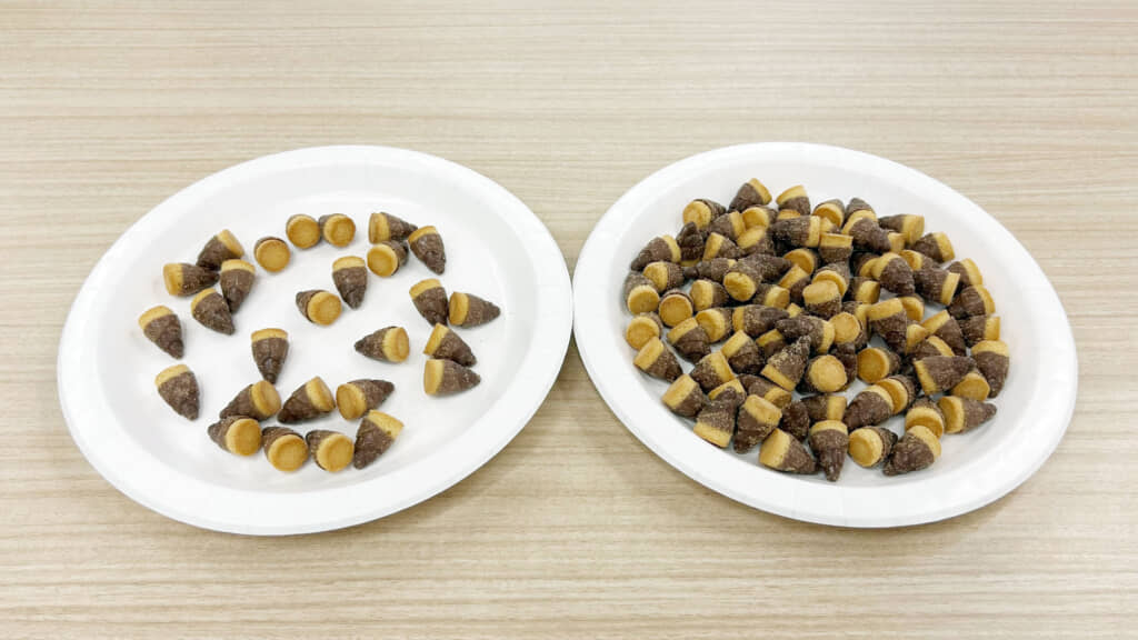 紙皿に出すと……通常品（左）との違いは歴然