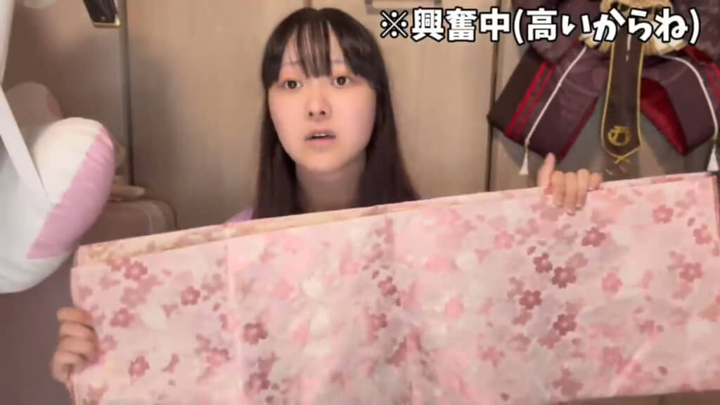 届いた金襴生地の美しさに感動する桜虎さん