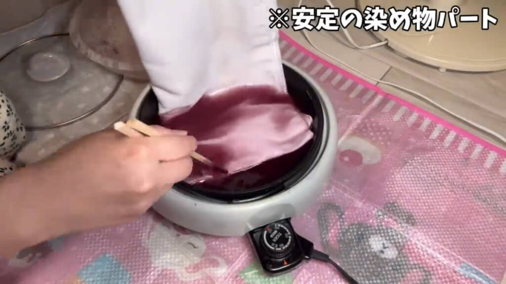 手慣れた様子でサテン生地を染めていきます