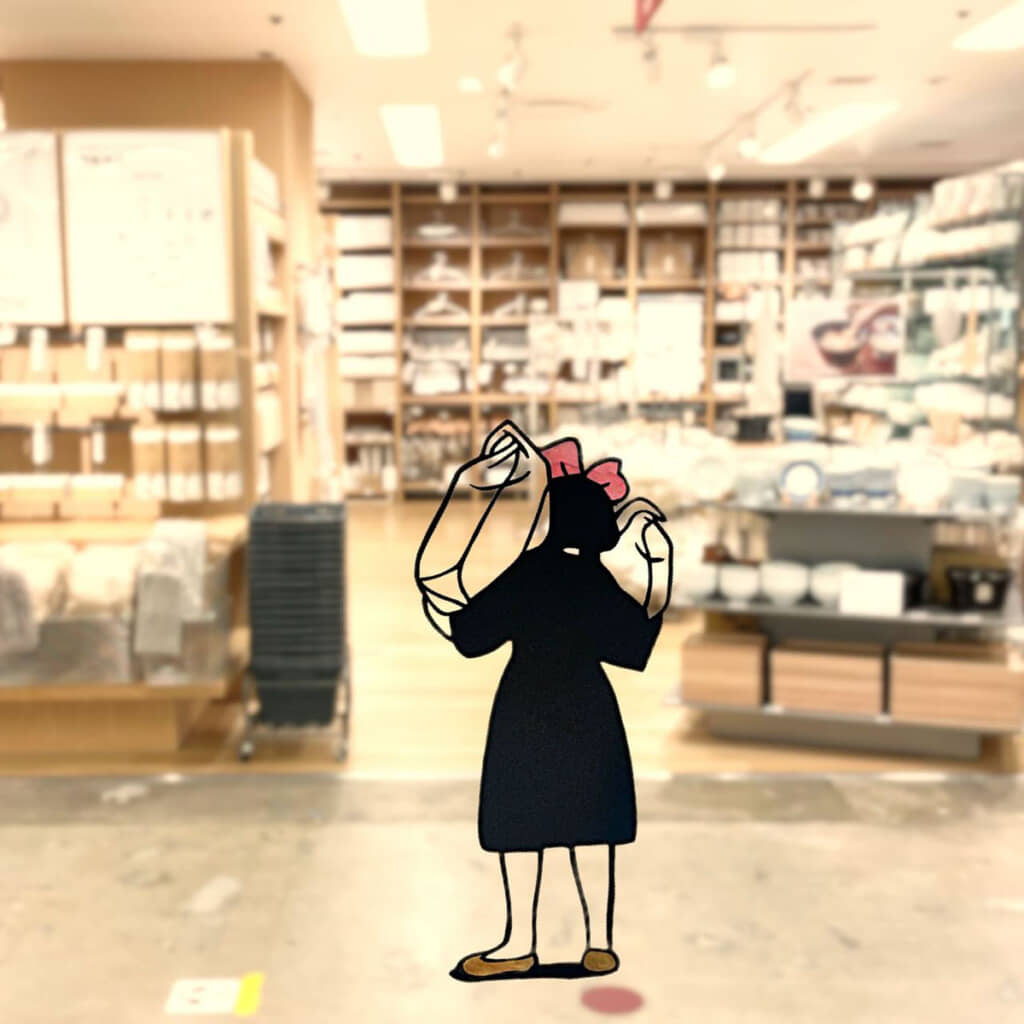 無印良品で仕入れをするキキ