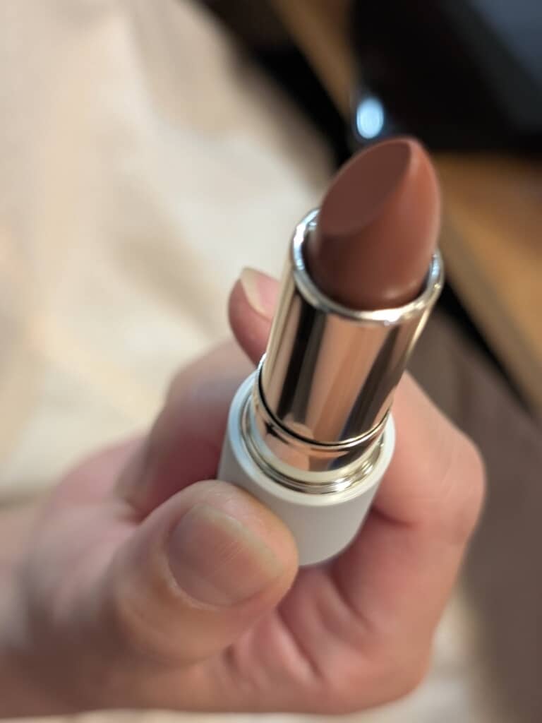 カラーは肌を美しく見せるピーチ系ヌードベージュ