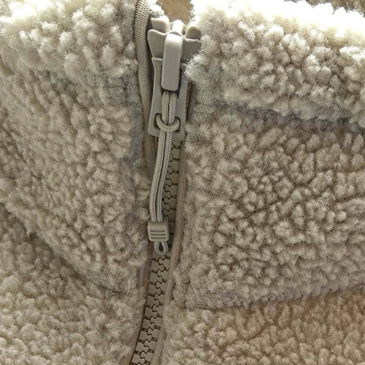 ユニクロのフリースが、たったひと手間加えるだけで……　「オシャレ～！」まさかの仕上がりに「挑戦してみたい」 | ライフスタイル ねとらぼ