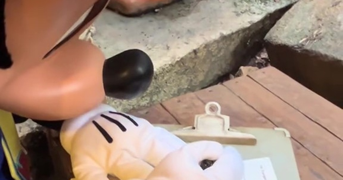 ディズニーで学生時代の思い出のアイテムにサインをもらったら……　まさかの光景に「家宝になりますね！」「ボロ泣きです」（1/3） | ディズニー ねとらぼ