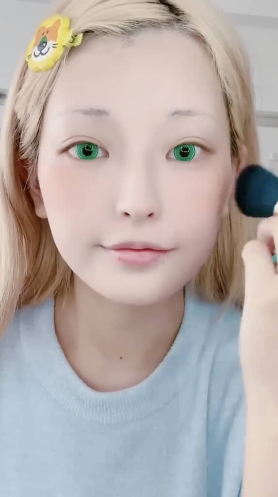 チークは広範囲にふわっと