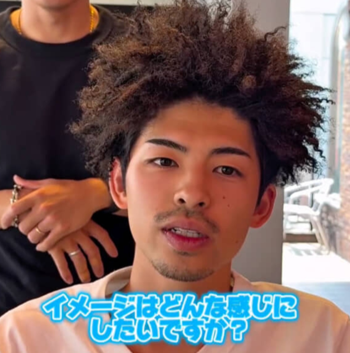 内定式前のアフロ男性、パーマを落とすと……　「レベチだわ」「めちゃお似合い」まさかの大変身が1200万再生（1/3） | 美容 ねとらぼ