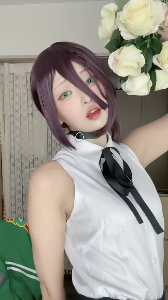 花束を持つ姿も