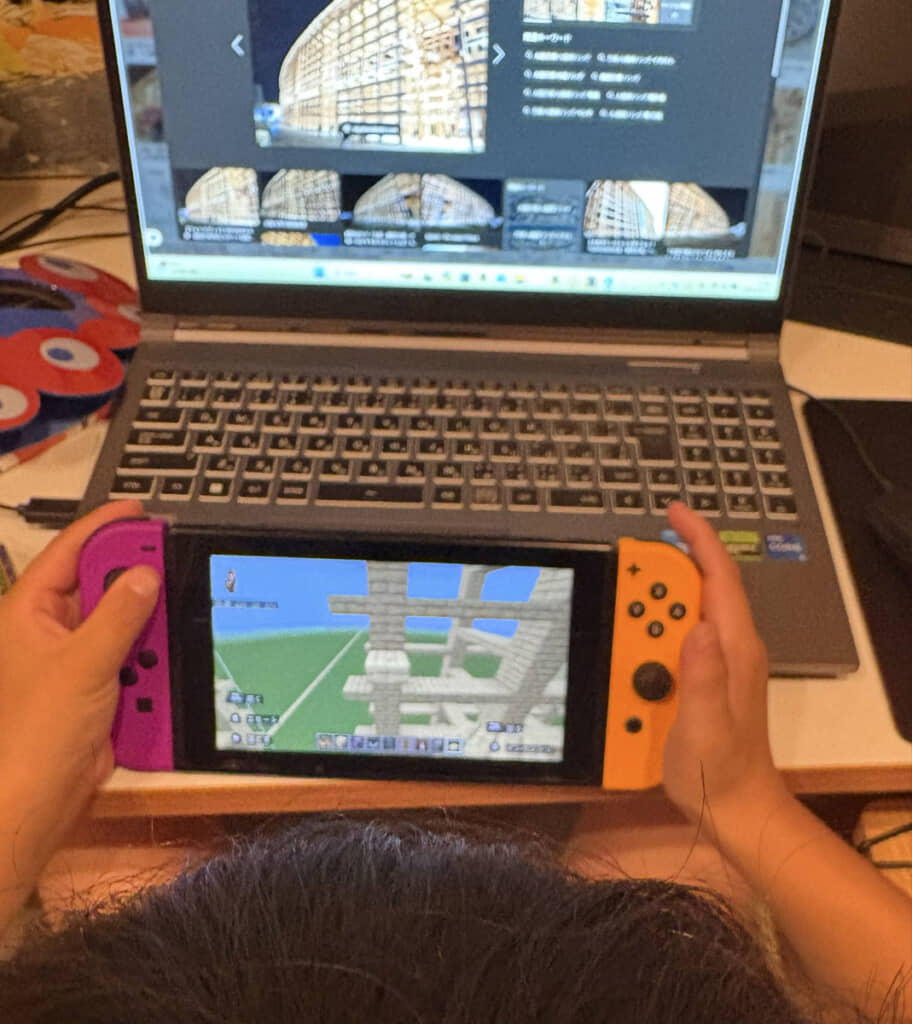 PCで会場の写真を見ながら、Nintendo Switch版のマイクラで建築