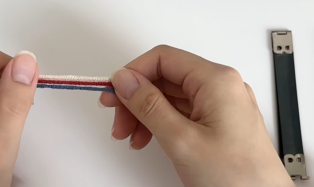 バネ口金に、3色の毛糸を編み込んでいくと……　意外な超便利アイテムに「作って入れたい」「かわいい」（1/3） | ライフスタイル ねとらぼ