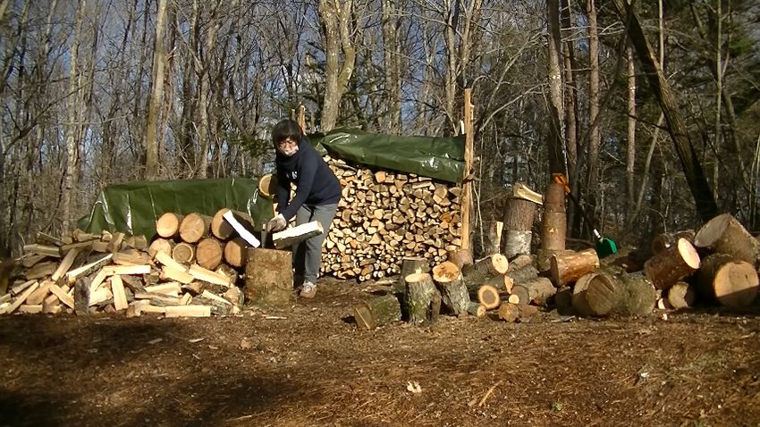 丸太を加工して薪にしていく投稿者