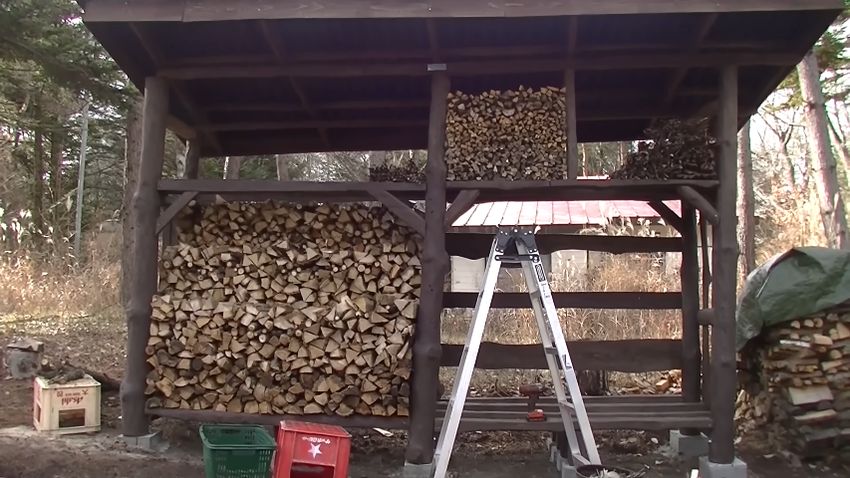 庭木で作った薪棚と詰め込まれた薪