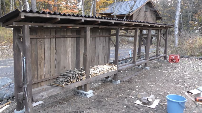 目隠しと薪棚を兼ねた塀