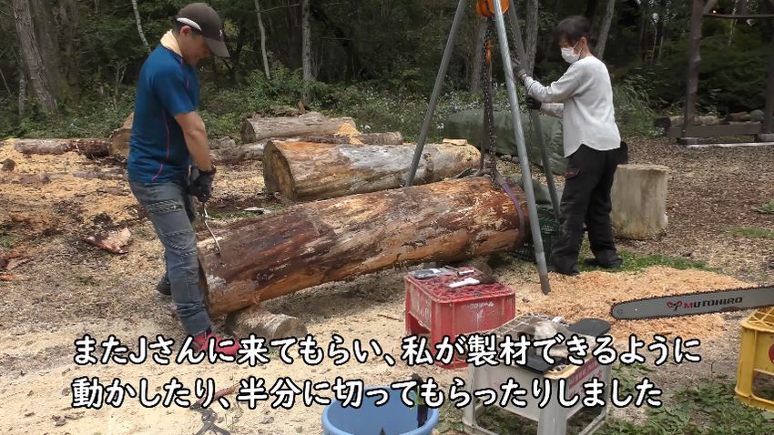 知人と協力して巨大な丸太を吊り上げる投稿者