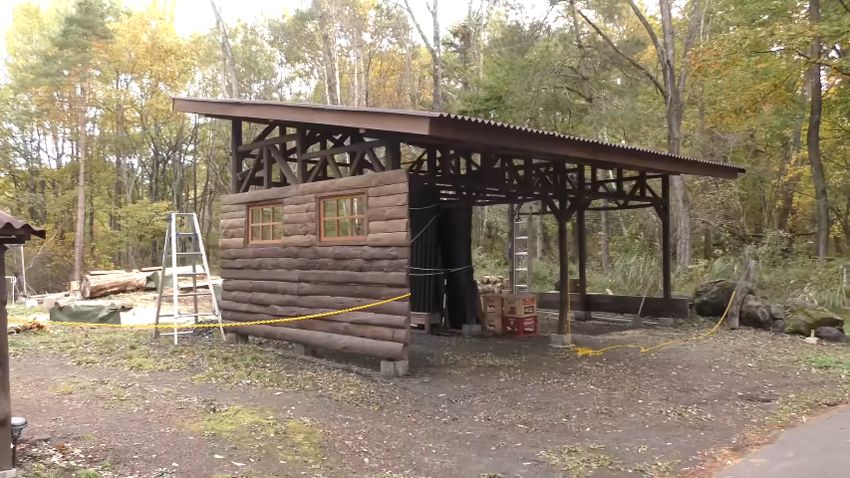 庭の一角に設けた木製のガレージ