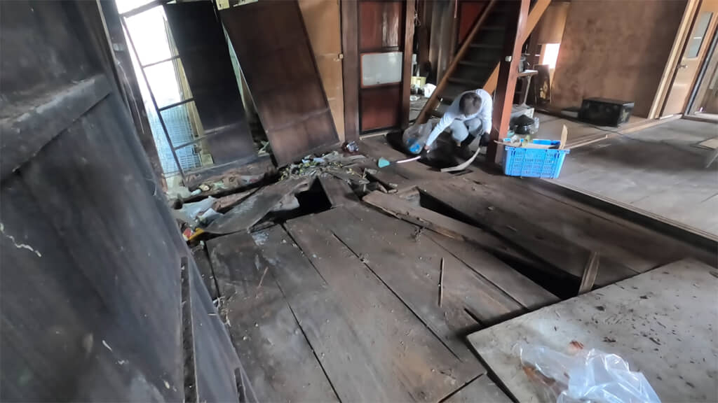 こちらも床が抜けてしまいました、油断大敵ですね……！